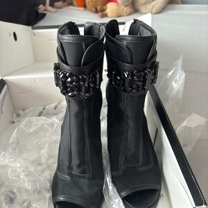 Karl Lagerfeld black PARIS Blayze lug soled booties size 7.5